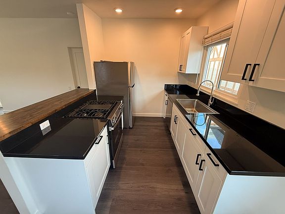 2nd image of 1575 Oak St #1561