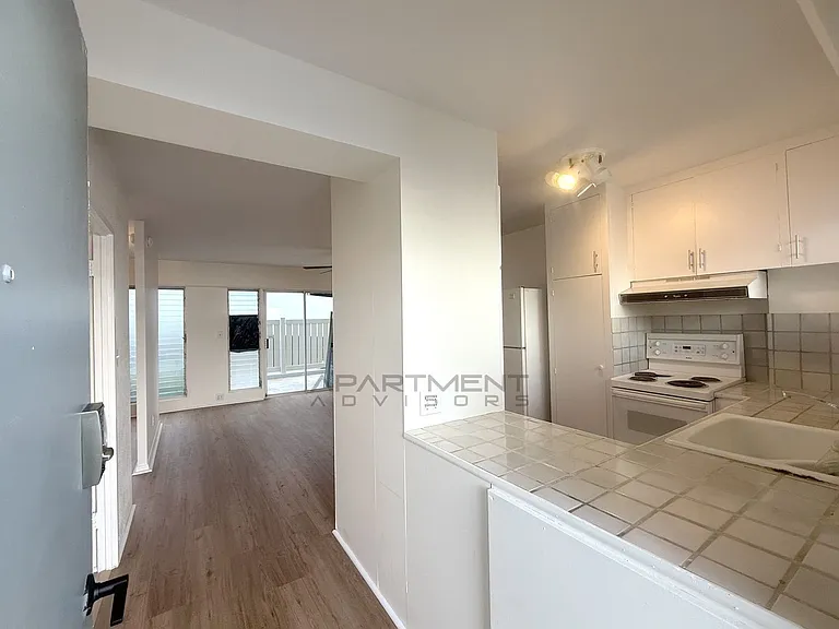 909 University Ave #111 — Photo 3
