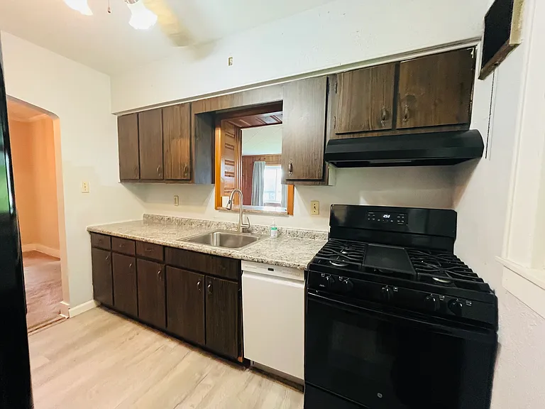 703 Laura St — Photo 9