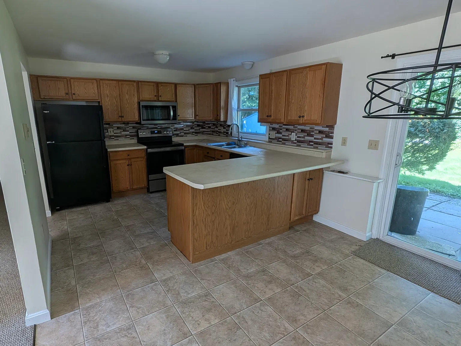 3 bed, 1100 sqft, $2,100 — Photo 3