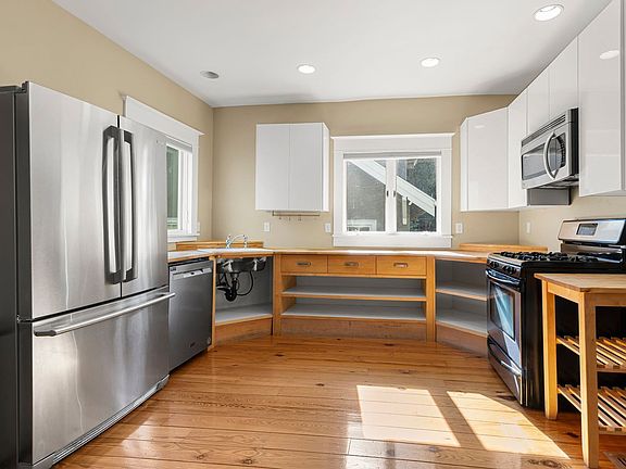 4th image of 2047 N Sumner St