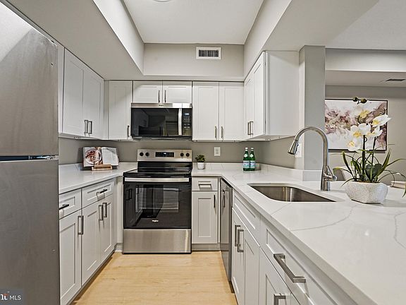 4th image of 2400 Clarendon Blvd APT 811