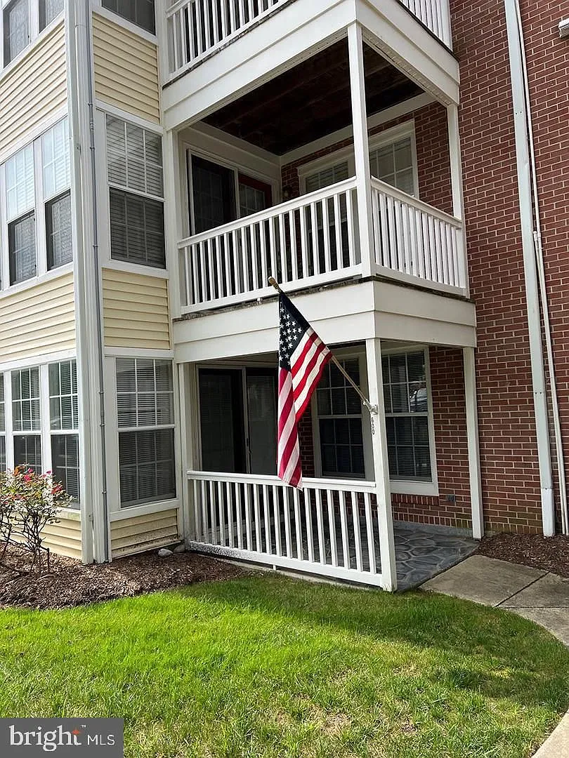 2 bed, 1.0 bath, 947 sqft, $2,050 — Photo 2