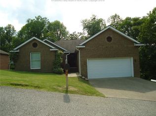 124 Country Cove Cir, Chapmanville, WV 25508
