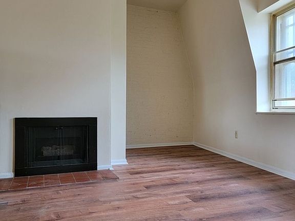 3rd image of 1980 Arsenal St APT C