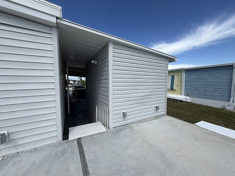 542 Tampico Dr — Photo 32