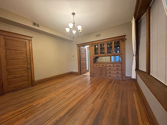 4th image of 1539 N Leavitt St #2