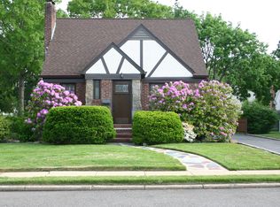 11 Nassau Blvd, Malverne, NY 11565