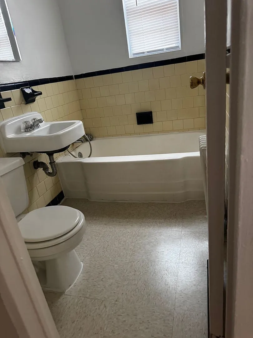 140 Kenilworth Ave Ne — Photo 3