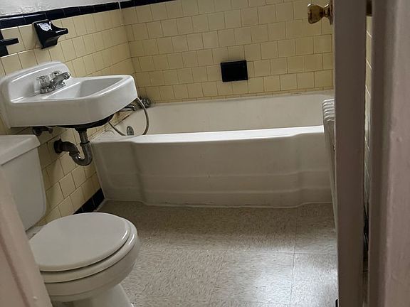 2nd image of 140 Kenilworth Ave NE APT 1A