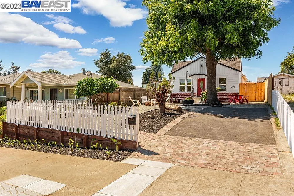 4057 Maple Ave photo 1