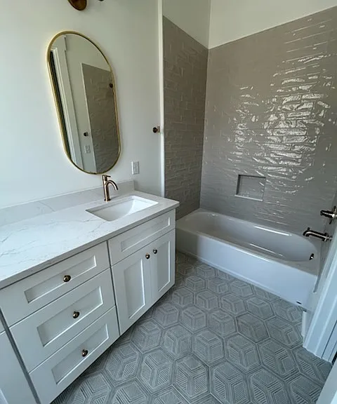 310 W 38th St — Photo 3