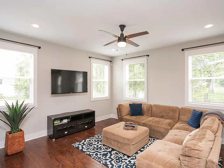647 James Ave #A — Photo 11