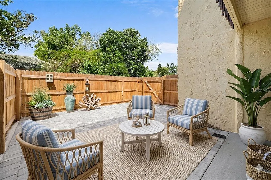 2 bed, 2.0 bath, 1020 sqft, $1,900 — Photo 2