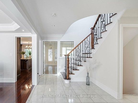 5th image of 724 Peter Robertson Blvd
