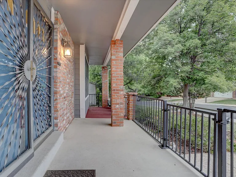10701 Hobbit Ln — Photo 5