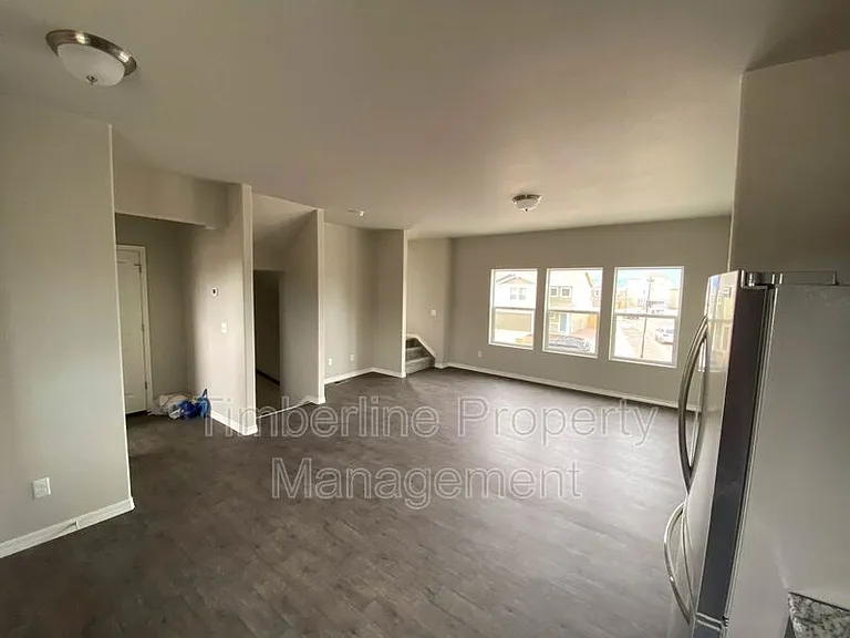 889 Grissom Dr — Photo 4
