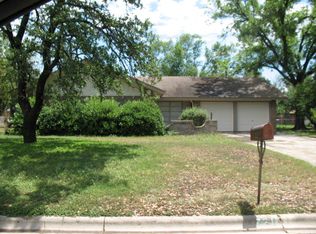 721 S Skylane Dr, Uvalde, TX 78801