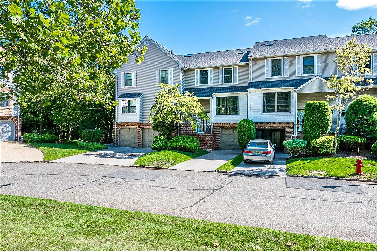 3 bed, 2.5 bath, 2520 sqft, $4,200 — Photo 3