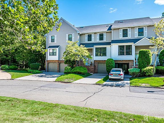 3rd image of 3902 Springbrook Dr