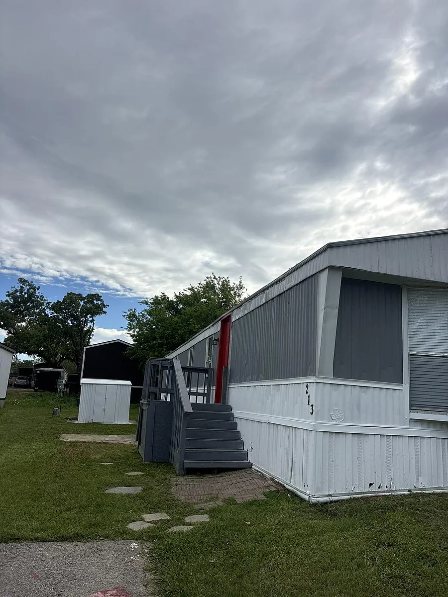 Building Photo - 213 Charolais St