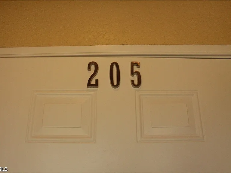 1110 SW 47th Ter #205 — Photo 2