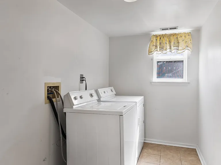 11 Banff Dr — Photo 19