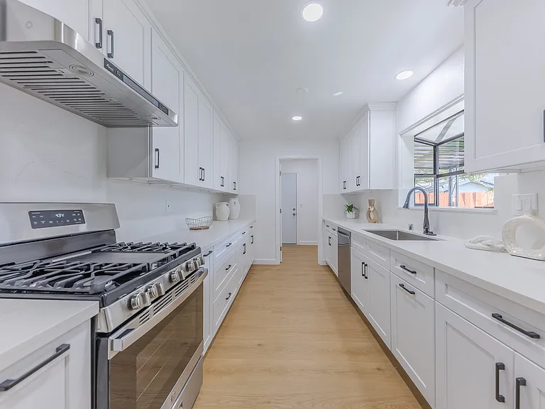 714 Genoa St — Photo 17