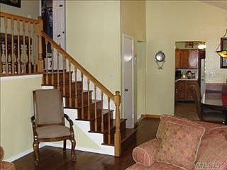 5th image of 53 Holly Dr