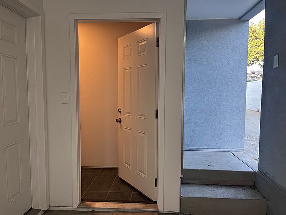 4th image of 3318 Whiteside St #B