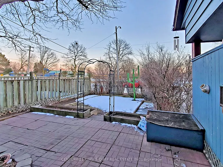 361 Paliser Cres S — Photo 9