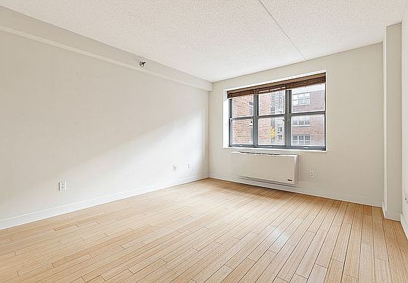3rd image of 516 W 47th St APT N4h