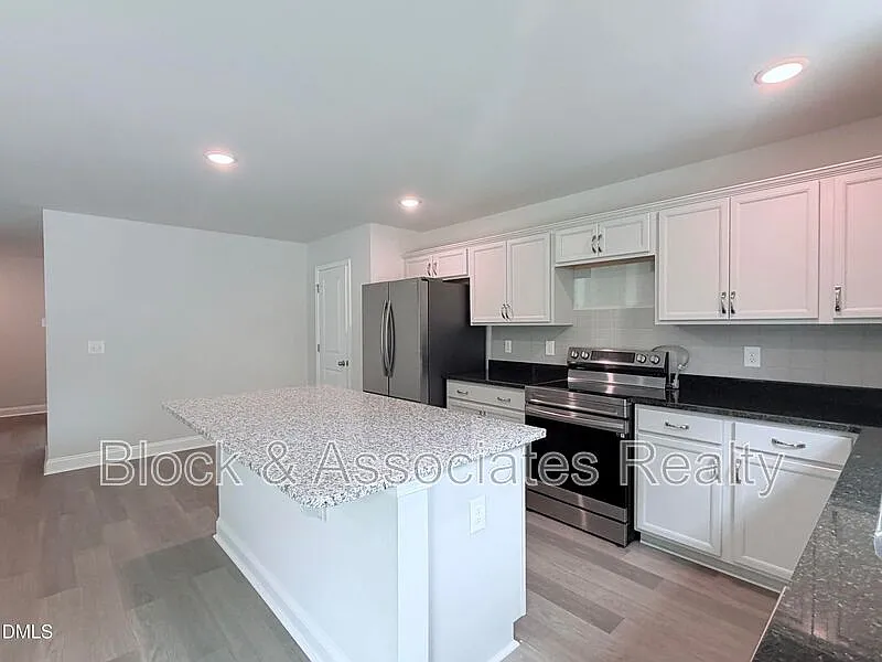 4 bed, 3.0 bath, $2,400 — Photo 4