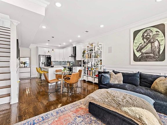 4th image of 948 Summit Ave #2