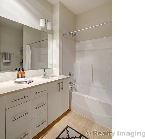 Axis PDX Apartments — Photo 17