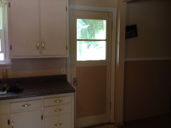 Apt B kitchen/dining