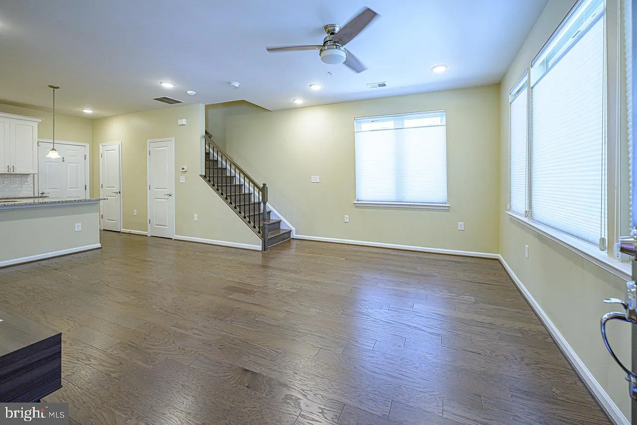 3 bed, 2.5 bath, 1605 sqft, $3,250 — Photo 3