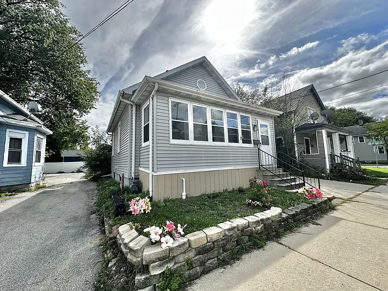 2 bed, 2.0 bath, 823 sqft, $1,749 — Photo 2
