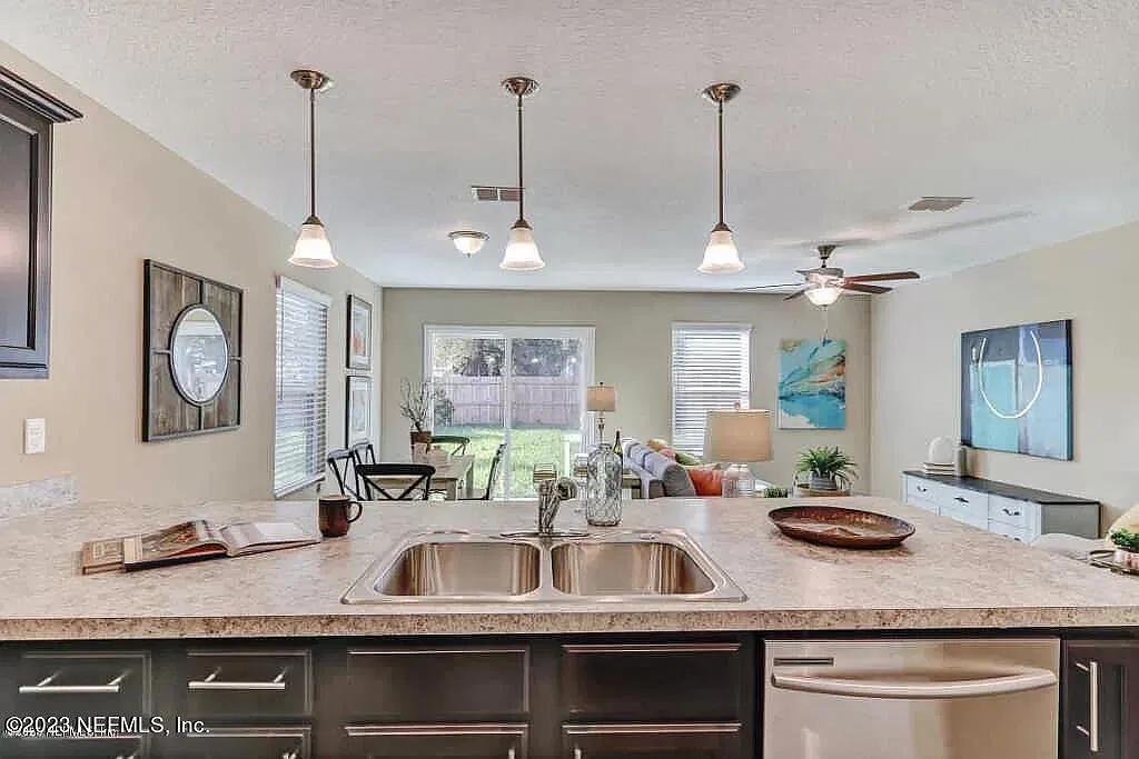 3 bed, 2.5 bath, 1401 sqft, $1,650 — Photo 2