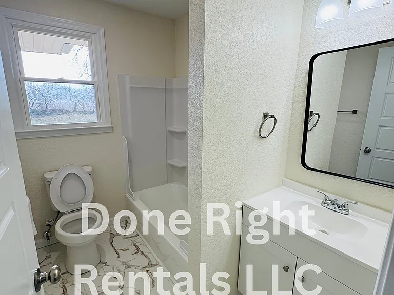 925 Rose Dr — Photo 8