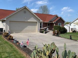1616 Country Meadows Dr, Sevierville, TN 37862