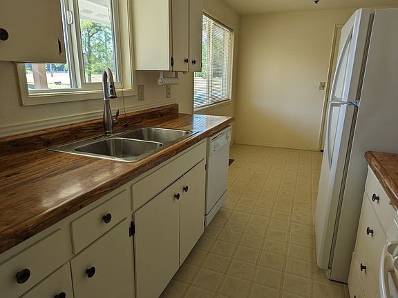 4th image of 3440 NE Londonberry Way