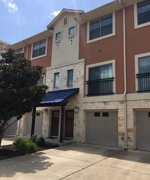 13420 Lyndhurst St #103 — Photo 2