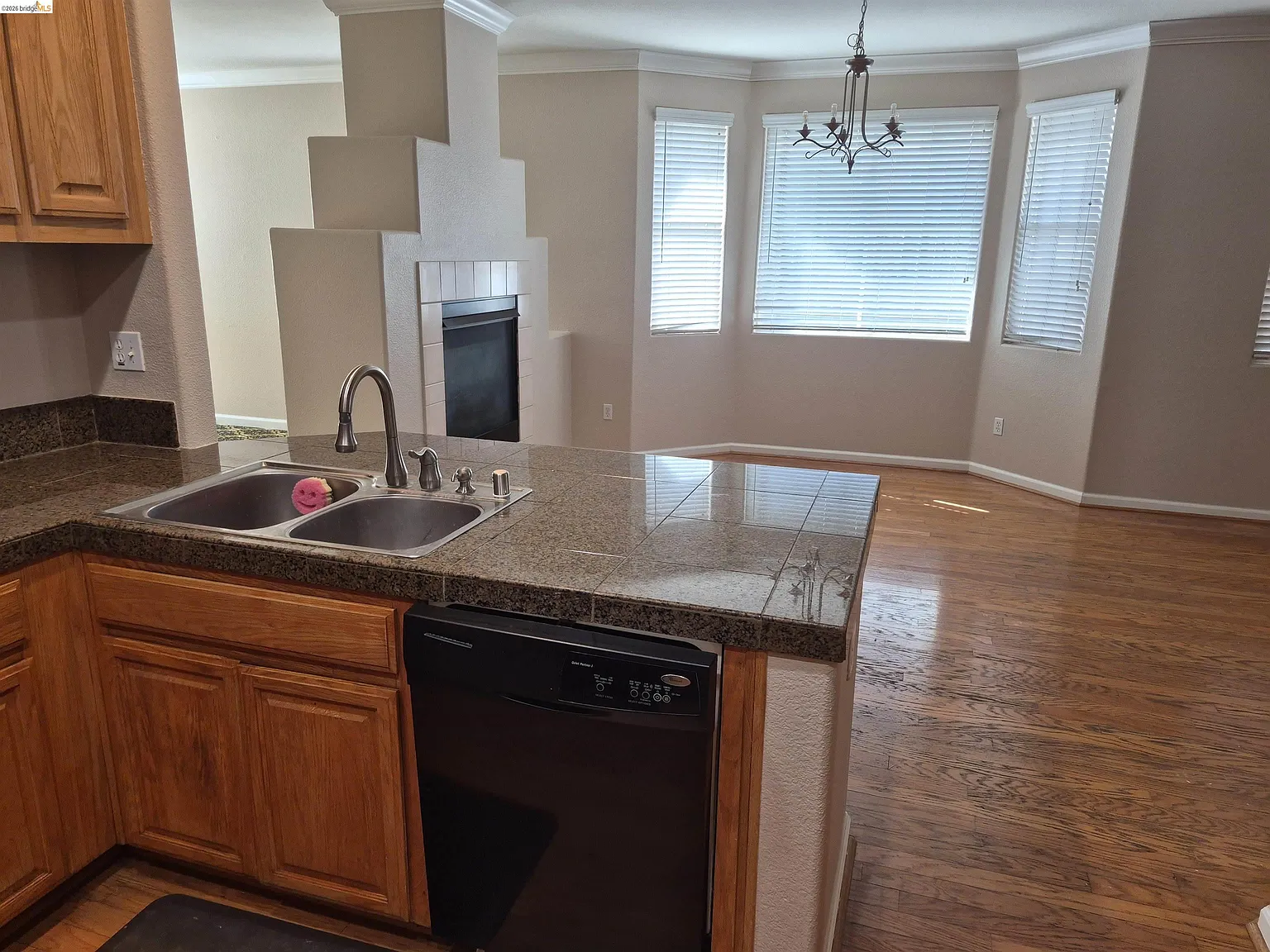 3 bed, 2.0 bath, 1787 sqft, $3,200 — Photo 3