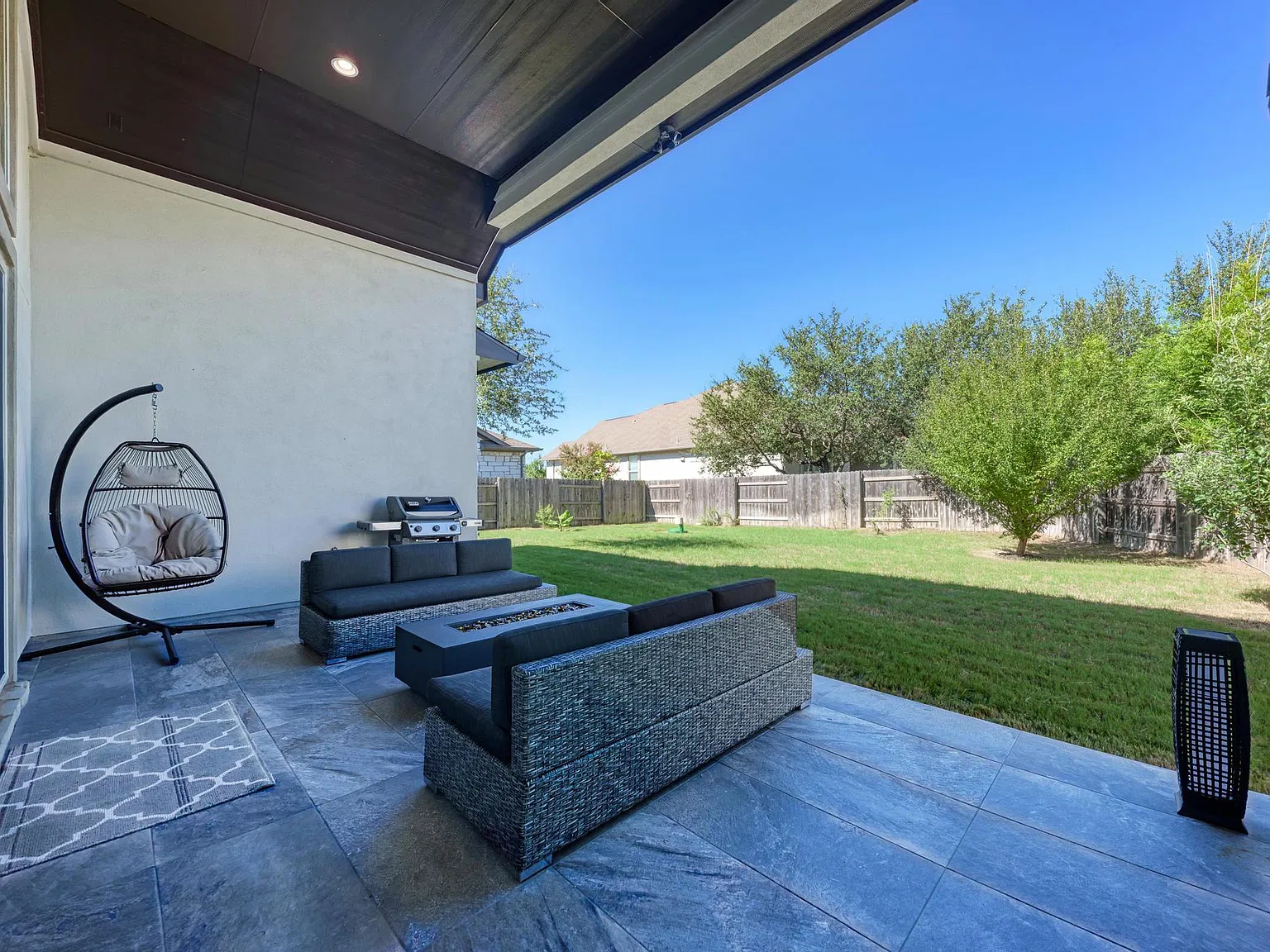 5 bed, 4.5 bath, 4090 sqft, $6,600 — Photo 3