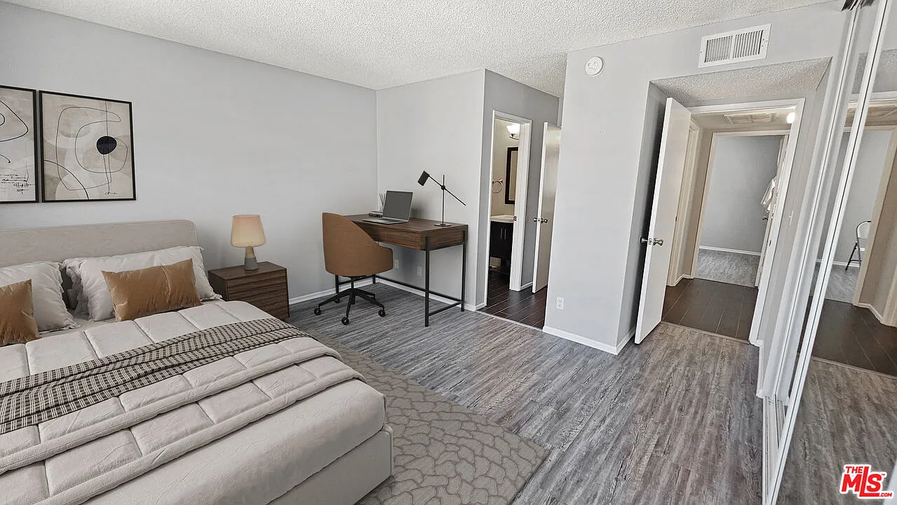 2 bed, 2.0 bath, 975 sqft, $2,750 — Photo 3