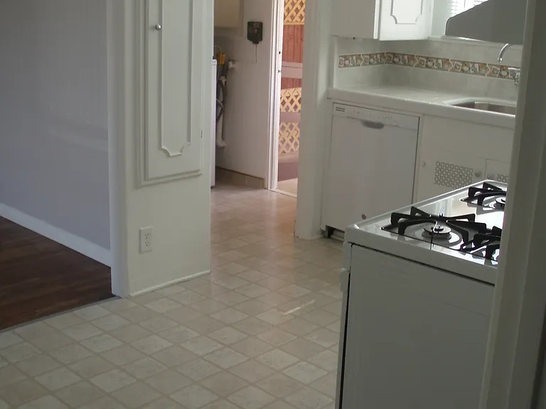 426 E F St — Photo 2