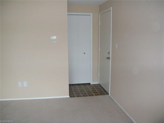 Entrance w/closet