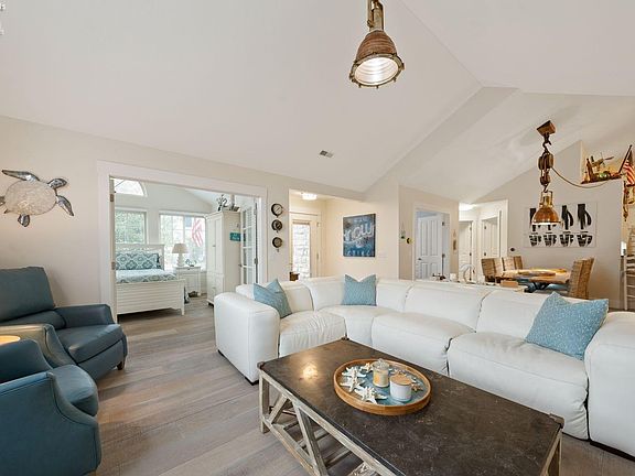 4th image of 2830 Canterbury Cir #D