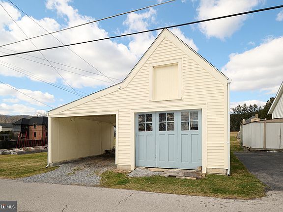 4th image of 458 E Curtin St